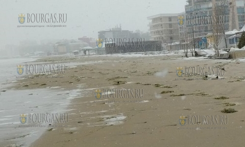 Из-за шторма пострадали пляжи Солнечного Берега и Несебра