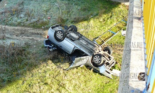 Молодой человек на трассе Долна Оряховица — Лясковец упал в своей машине с моста