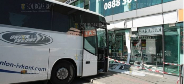 Автобус врезался в здание автовокзала «Сердика» в Софии