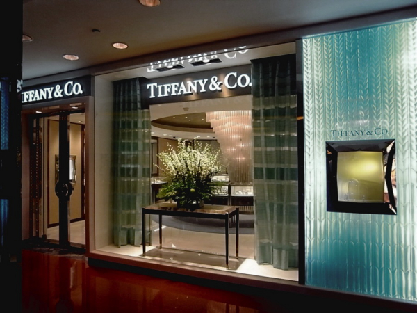 Падение китайского турпотока в США спровоцировало продажу ювелирного бренда Tiffany дому Louis Vuitton