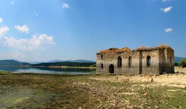 Православный храм возник из вод водохранилища Огоста