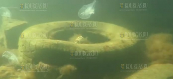 Водолаз убрал 20 шин с морского дна в районе рыбного порта в Созополе