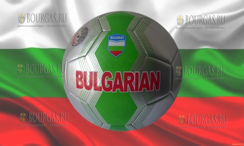 Футболист в чемпионате Болгарии по футболу забил мяч с центра поля