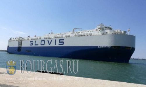 Одно из крупнейших судов в Мире в порту Бургаса