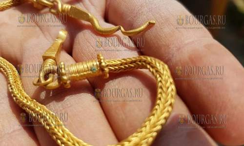 Археологи в Болгарии обнаружили стильное золотое ожерелье