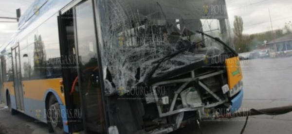 В Софии троллейбус врезался в столб, есть пострадавшие