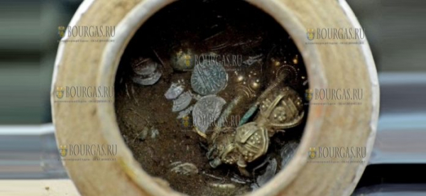 В Болгарии нашли клад из почти 1000 золотых, серебряных, медных и бронзовых предметов