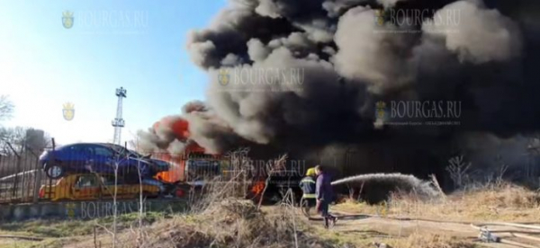 Вчера днем серьезно горела свалка автомобилей в Хасково
