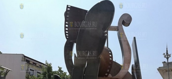 В центре Бургаса появилось Древо искусств