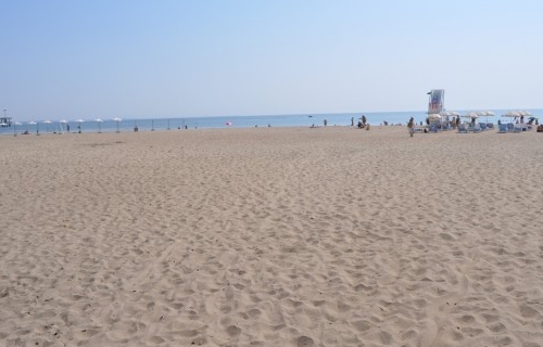 В Бургасе открыли пляжи для прогулок и там появилась множество людей