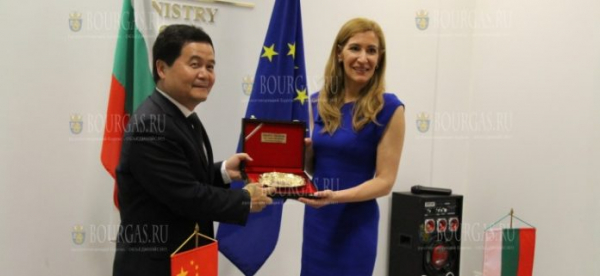 Министр туризма Болгарии приняла недавно назначенного Чрезвычайного и Полномочного Посла КНР в Болгарии