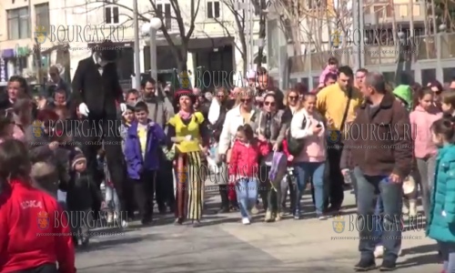 Цирковое шествие и Лазарки на улицах Бургаса — 8 апреля 2017 года