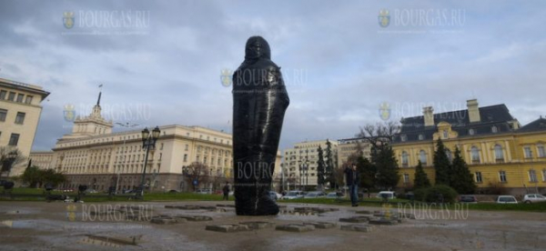 В Софии, на площади “Княз Александър I” появилась мумия