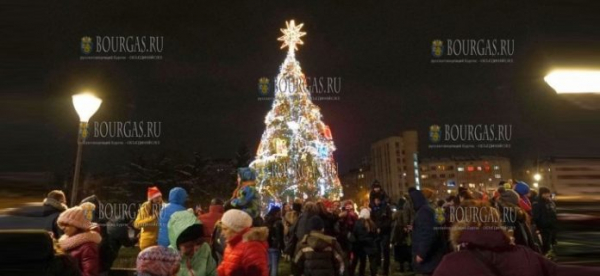 В Софии зажгли огни главной Рождественской елки Болгарии