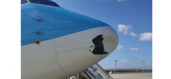 В Варне приземлился самолет с поврежденным носовой части