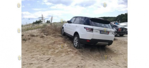 Range Rover утонул в песке на пляже в Приморско
