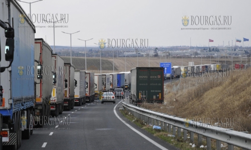 На КПП «Капитан Андреево» очередь из грузовых авто уже составила 20 км