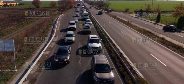 Протестующие на подъезде к Бургасу активно мешали движению авто