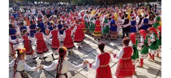 В селе Заря Саратского района прошел фестиваль болгарского народного танца «Есенне хоро в Камчика»