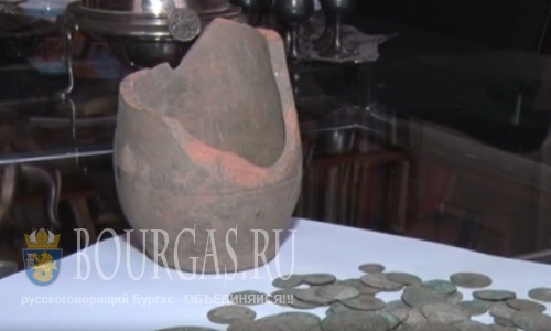 Тракторист нашел клад из 90 серебряных монет