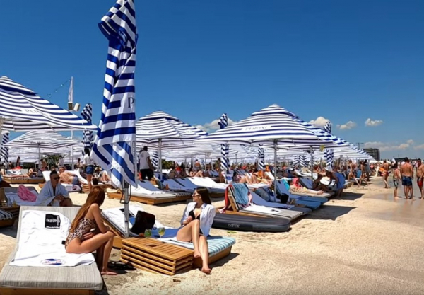 На курорты Болгарии хлынули туристы, пляжи забиты