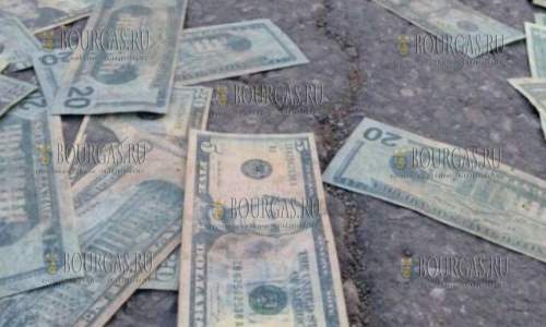 Болгары в окрестностях Софии на улице собирают доллары США