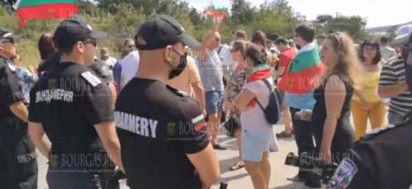 Сегодня произошли столкновения протестующих с полицией на пляже Росенец в Бургасе