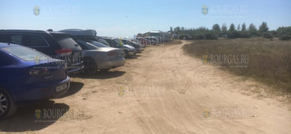 Туристы снова паркуют свои авто на дюнах в районе пляжа „Крапец-север“