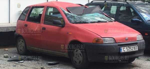 В столице Болгарии — Софии, часть обшивки здания упала и разбила автомобиль
