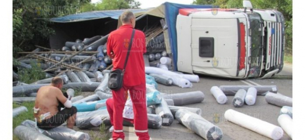 Пьяный украинский водитель грузовой фуры перевернулся на трассе Русе-Бяла