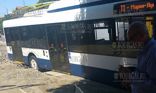 На улице в Бургасе провалился троллейбус