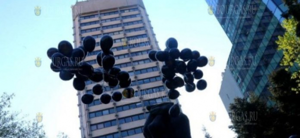 В небо Болгарии выпустили 92 черных воздушных шара