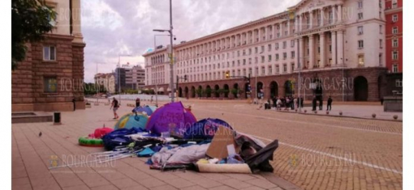 Сотрудники полиции в Болгарии разобрали палаточные городки демонстрантов