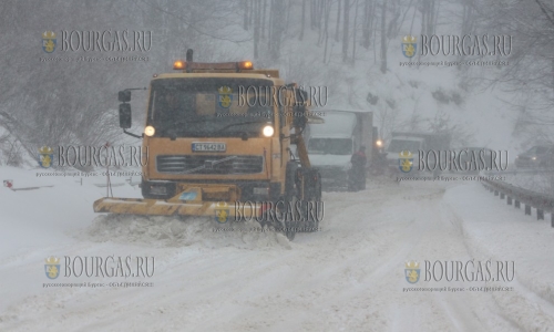 Республиканские дороги в Болгарии сегодня очищают от снега в круглосуточном режиме