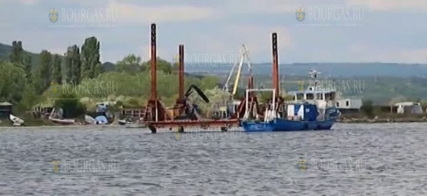 В Варненском озере ремонтируют трубопровод
