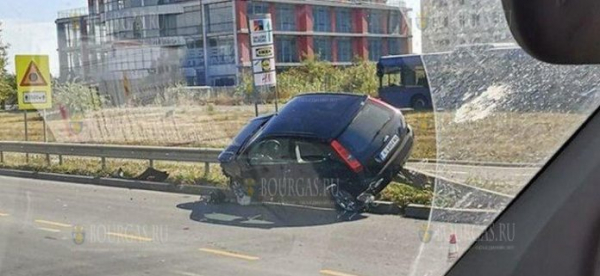 Автомобиль приземлился на ограждение в Бургасе