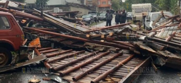 Сегодня ураган снес крыши нескольких домов в Смоляне