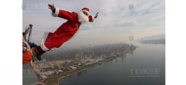 Дед Мороз в эти дни прыгает с Аспарухова моста в Варне