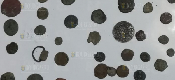 При обыске в Поморие нашли ценные монеты и артефакты