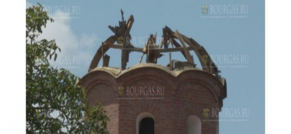 Молния снесла купол церкви в преславской деревне в Болгарии