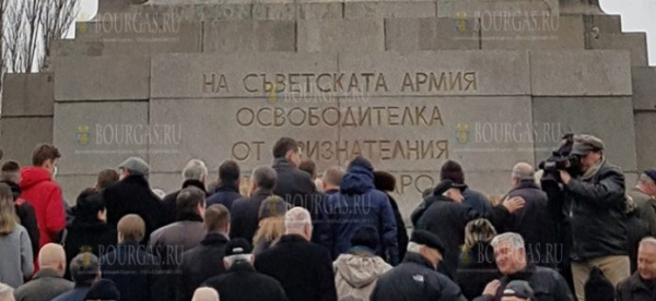 В Болгарии возложили цветы к памятнику Советской армии в Софии