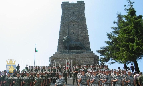 Новоиспеченным болгарским офицерам были вручены дипломы на Шипке