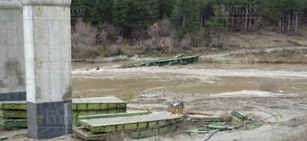 На Юго-Западе Болгарии воды реки Струма смыли понтонный мост