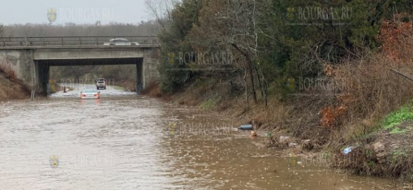 Автотрасса Бургас-Созополь закрыта из-за наводнения