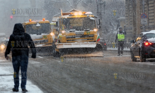 Снег на дорогах в Болгарии сегодня чистят более 220 спецавтомобилей