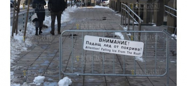 В столице Болгарии — Софии, сосульки атакуют граждан