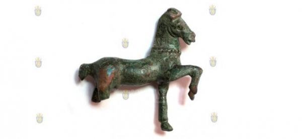 Бронзовая статуэтка была обнаружена при раскопках крепости Русокастро