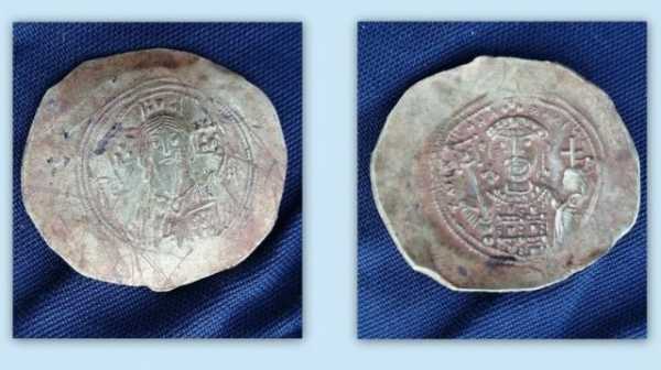 
				В Болгарии на руинах древнего города нашли золотые византийские монеты			