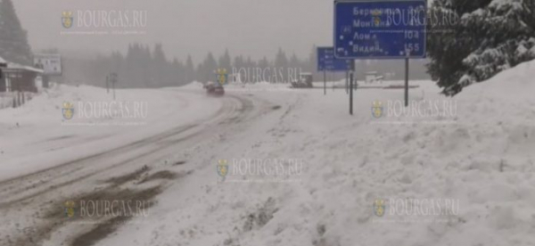 Перевал «Петрохан» в Болгарии завалило снегом