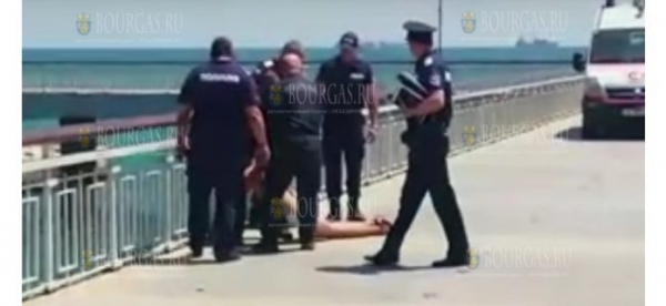 Пьяный россиянин пытался прыгнуть с моста в Бургасе